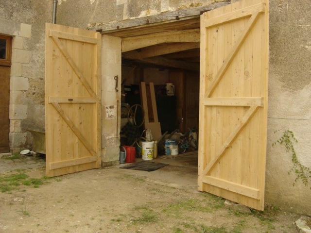 Travaux de menuiserie extérieure - Porte en bois de remise | Châtellerault | Menuiserie GUIBERT